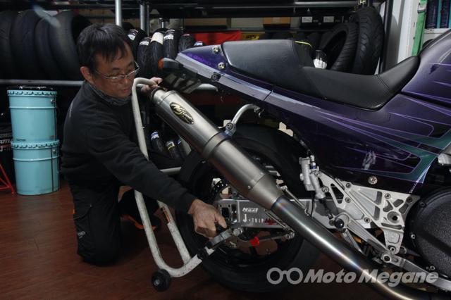 画像: 上條さん個人所有のGPz900Rニンジャは、スイングアームにスタンドフックが付いているので、これに合わせてスタンドの受けをV受け(フックタイプ)に変更。スイングアーム幅に合わせて幅の調整を行う。