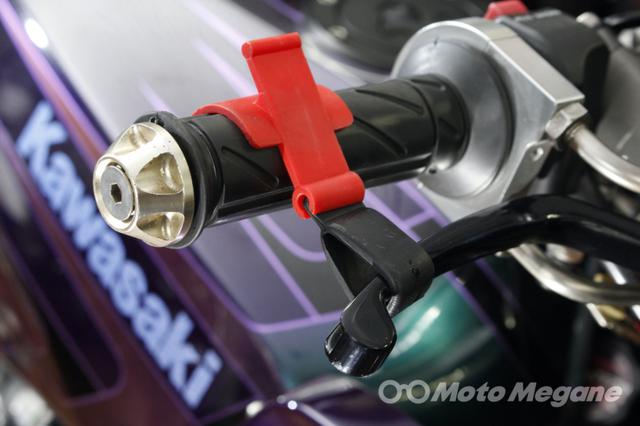 画像: 車体が前後に動かないようにフロントブレーキをロックしておく。ブレーキロックをする商品があればトランポで車体を運搬する際や、普段の駐車場などでも利用することで、車体を安定させることができる。