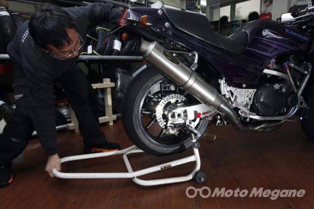 画像: 車体が正立したら体重をかけてスタンドをかける。車体の位置は変わらずスタンドをリアタイヤの下に潜り込ませるイメージ。
