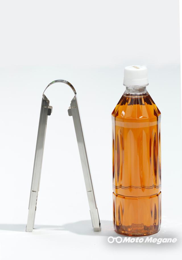 画像: 500mlのペットボトルよりも小さい。延ばして使用状態にすると全長は約31.5cm。収納時は約20cm。重量は実測111gだった。軽量だが素材板厚実測1mmあるのでかなり丈夫だ。