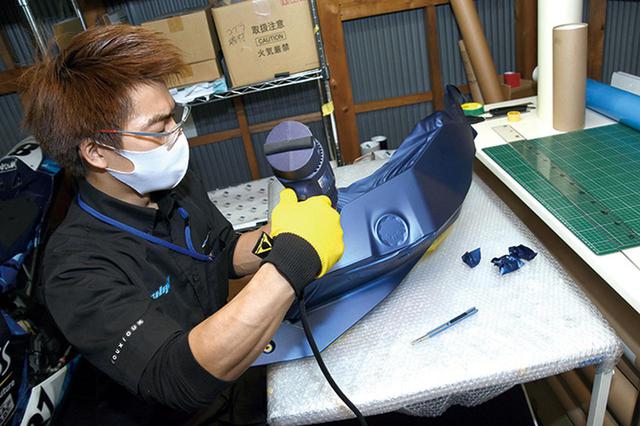 画像: 合わせ面に仕込んだナイフレステープで切断面をカット。ラッピング面にカッターなど刃物を触れさせることはない。