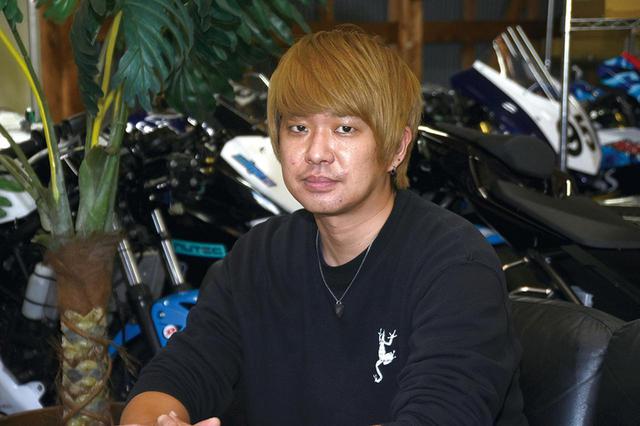 画像: ガレージシャンティ代表の風晴さん。ご自身もレース活動をされていた関係で、モータースポーツを軸とした活動を続けている。デザイナー出身、カーラッピング施工技術の認定資格も持つ。