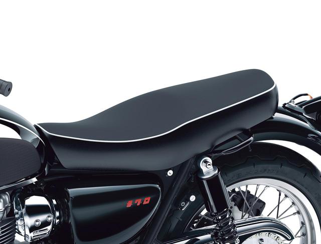 画像: スタンダードのタックロールシートではなく、プレーンな表皮を採用。後端部にはあえて「Kawasaki」のロゴを残している。