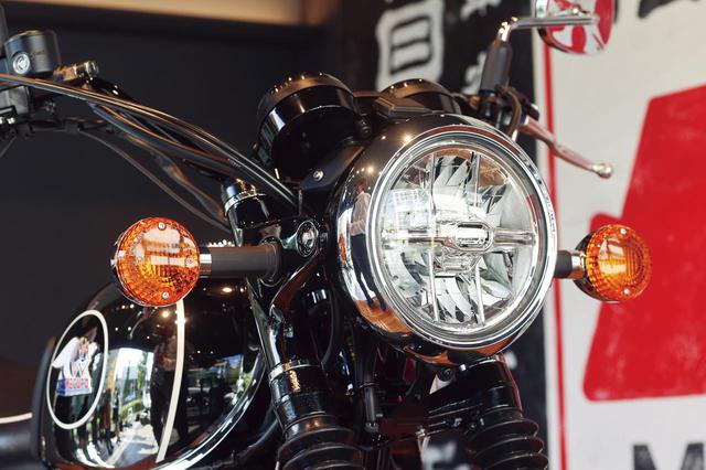 画像: 最新のバイクらしく、ヘッドライトは明るさに優れるLEDヘッドライトを採用。ウインカーはレトロな電球タイプだ。