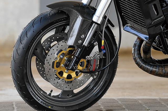 画像: フロントホイールはXJR400用3.00-17インチで、ブレーキはブレンボ製マスターシリンダー+Frando4Pキャリパー+サンスターディスクの組み合わせだ。