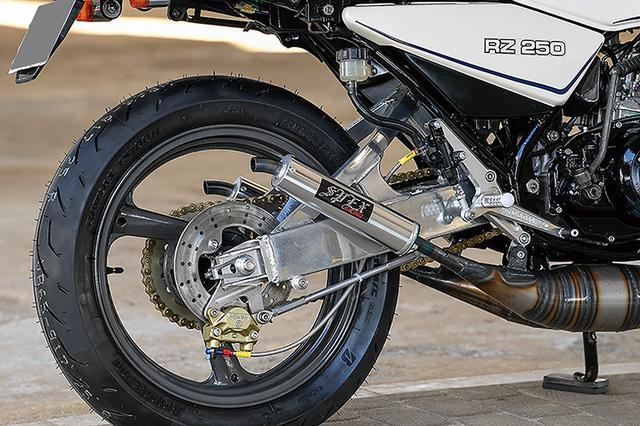 画像: リヤホイールはFZR250R用の3.50-17インチ(RZノーマルでは前後1.85-18)。リヤブレーキわりにははブレンボマスター+ブレンボ2Pキャリパーを使う。
