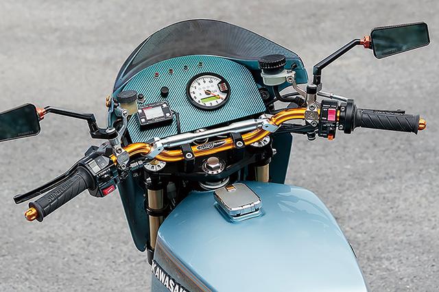 画像: 車体色に合わせてブルーシルバーカーボンで製作されたカウルインナープレートには、スタックST700SR多機能メーターとヨシムラ・デジタルマルチメーター等を装備。ハンドルバーはハーディーで左右マスターはブレンボラジアル。ステムはスカルプチャー製だ。