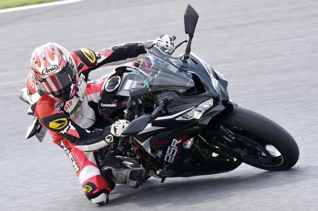 画像: 筑波サーキットでNinja ZX-25Rに試乗した福田さん。 試乗後「いいなぁ、サーキット専用に1台持っておくとチョー楽しいですよね!」とイキイキしてました!