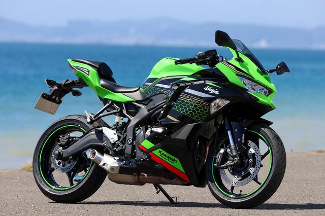 画像: Kawasaki Ninja ZX-25R SE KRT EDITION 総排気量:249cc エンジン形式:水冷4ストDOHC4バルブ並列4気筒 最高出力:33kW(45PS)/15,500rpm ラムエア加圧時:34kW(46PS)/15,500rpm 最大トルク:21N・m(2.1kgf・m)/13,000rpm 発売日:2020年9月10日 メーカー希望小売価格:91万3000円(消費税10%込)