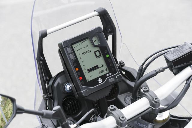 画像: タテ型のモノクロ液晶メーターは見やすく、デザイン性もいいラリーイメージのあるもの。オド&ツイントリップ、平均&瞬間燃費、ギアポジションや時計を表示する。
