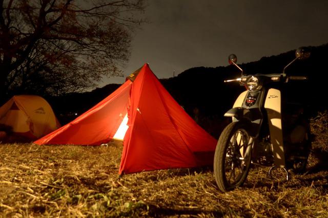 画像: 夜のスーパーカブC125もいい感じ。