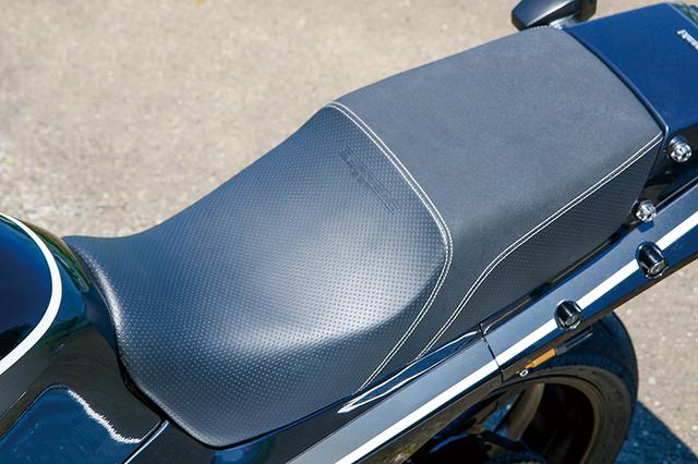画像: GPZ900Rノーマルの形状をキープしつつ、シートはTo'sカスタム製スプリームに変更される。このあたりも今の標準と言っていいだろう。