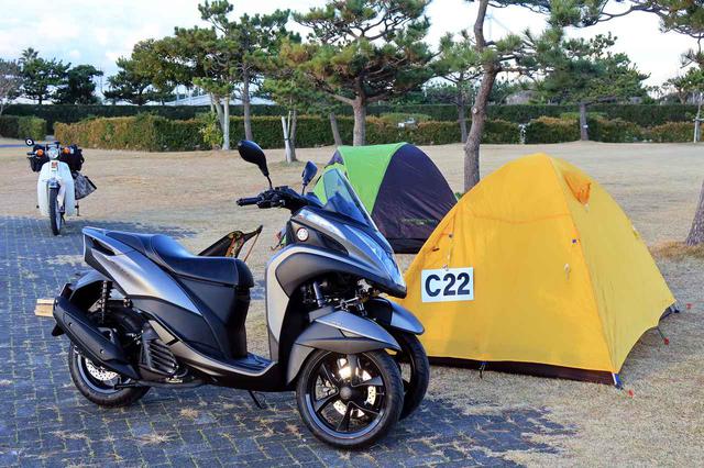 画像: カブライダーの若林浩志さんとの昨年末にキャンプをしました。お互いワンポールテントも持っていたのですが、「寒そうだ」という理由でドーム型をチョイス。当日は風が強かったこともあり、この選択は正解でした。 www.autoby.jp