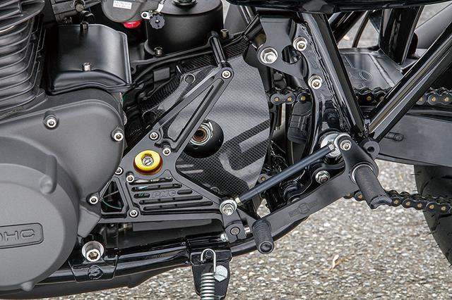 画像: シンプルな形状のステップキットはモリワキエンジニアリング製。PMC製スプロケットカバー内側にはもう1枚カーボンガードを装着する。