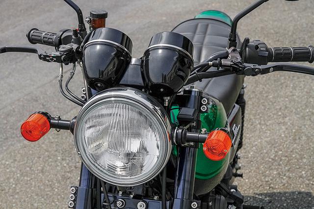 画像: ヘッドライトはCIBIE。フロントマスターはブレンボRCS、クラッチ側はコーケンメカニカルクラッチホルダーで作動も軽くしている。