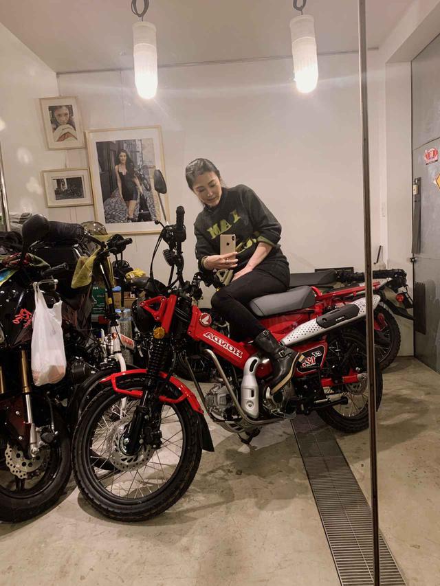 画像: CT125・ハンターカブ(グローイングレッド)の納車後、初めて家に連れて帰ってきたときの写真です。