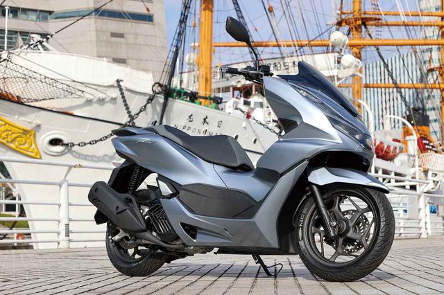 画像: Honda PCX 総排気量:124cc エンジン形式:水冷4ストSOHC4バルブ単気筒 最高出力:12.5PS/8750rpm 最大トルク:1.2kgf・m/6500rpm シート高:764mm 車両重量:132kg 発売日:2021年1月28日 メーカー希望小売価格:税込35万7500円