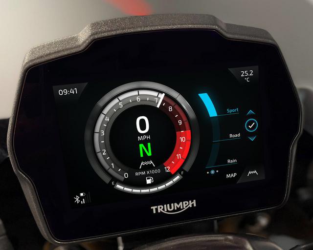 画像: メーターは、最新型5インチTFTディスプレイに。スマホやGoProとの連携機能も搭載。