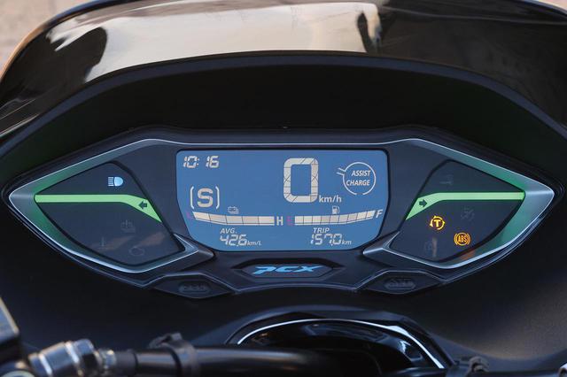 画像: メーター形状は、基本的にガソリン車と同じだが、センターにはバッテリー残量計が加わり、速度計左にはライディングモード表示、右にはアシストレベル表示が追加されている。