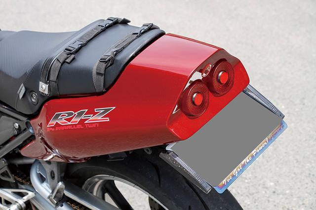 画像: 違和感なく収まるシートカウルはFRP工房OMD製NSRテールシートカウルでMC28テールランプは特製ステーによりカウル側にマウントする。