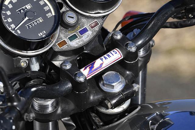 画像: 50mmオフセットのZ650ザッパー純正三つ又を使用。ボーリングして純正より太いフォークを取り付けている。
