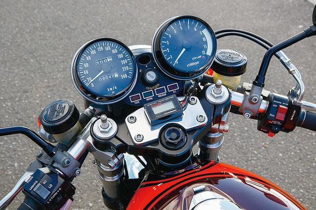 画像: メーターはZ2で速度計は240km/h表示に変更。左右のリザーバーも低い位置に収める。ステムも18インチ対応品に変更。