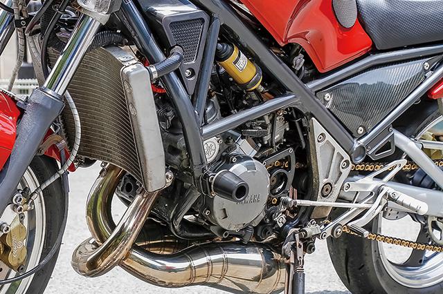 画像: エンジンはR1-ZノーマルをOXレーシングでフルオーバーホール。キャブレターはOXレーシング・TMφ30mmで、エアクリーナーボックスに加工を施す。