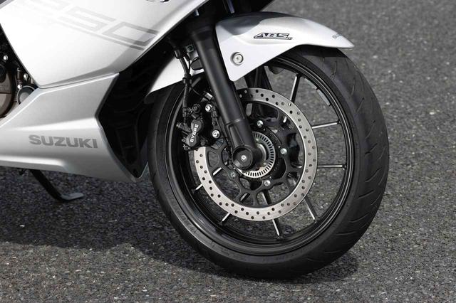 画像: 新設計のΦ41mmの正立フォークにΦ300mmローター+バイブレ製2ピストンキャリパーを標準装備したシングルディスク。タイヤは前後17インチのラジアルGPR300。