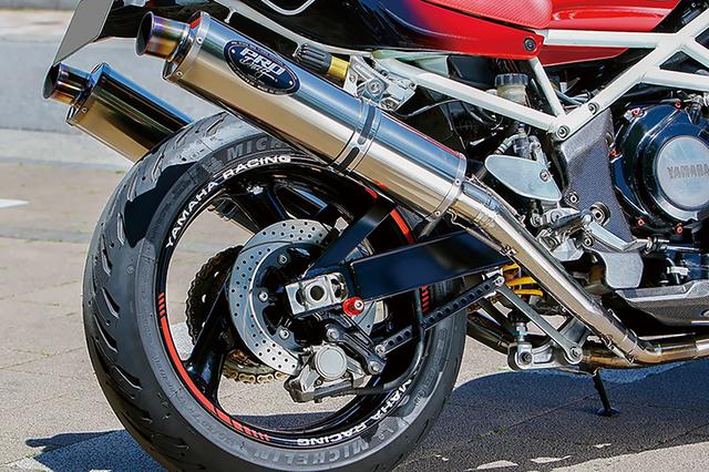 画像: 上側スタビライザーが装着されたスイングアームはYZF750用の加工流用で、今後のロング化も視野に入る。リヤディスクもサンスター製。