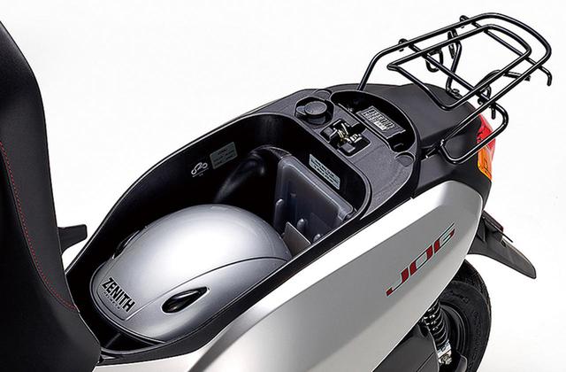 画像: トランクの容量はジョグは約19L。ジョグデラックスは約20L。