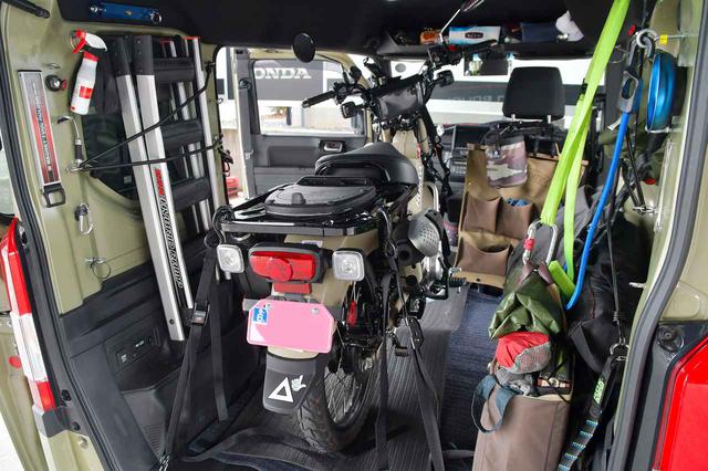 画像: N-VANにCT125・ハンターカブを積載した例(イメージ) 写真〈若林浩志のスーパー・カブカブ・ダイアリーズ〉より www.autoby.jp
