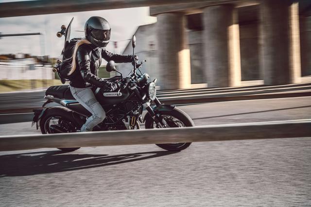 画像: Husqvarna Motorcycles Svartpilen125 総排気量:125cc エンジン形式:水冷4ストDOHC4バルブ単気筒 シート高:835mm 車両重量:約146kg(燃料除く) メーカー希望小売価格:税込53万9000円