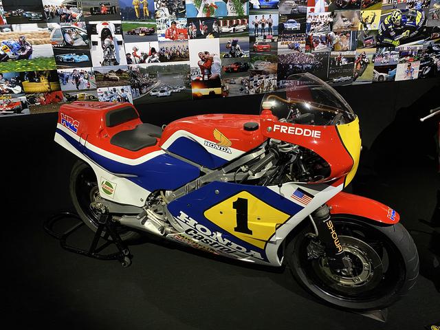 画像: 1984NS500 この年から実戦デビューした4気筒のNSR500がアレだったもんで、3気筒のNSをフレディがひっぱりだしてさ…なんてお話が尽きません