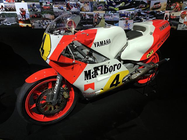 画像: この83YZRはOW70 のちのデルタボックスフレームの元になる極太ツインチューブフレームを最初に採用したマシンです キング最後のGPマシンです