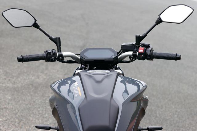 画像: アルミ製テーパーバーハンドルを新採用。幅が32㎜広く高さは12㎜高い設定で、幅広いライダーに対応できるポジション設定となった。