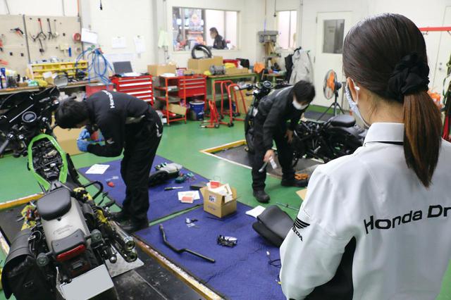 画像: この日も、オイル交換や納車整備が分刻みのスケジュールでおこなわれていました。最近ではETCやグリップヒーターなどのカスタムパーツを装着して納車することが多く、専門的な知識や作業がより増えているそう。
