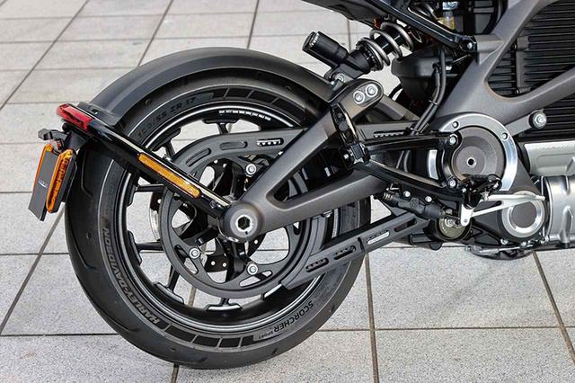 画像: リアサスもショーワ製でBFRCライトを採用。後輪の駆動はベルトドライブでナンバープレートホルダーはスイングアームマウントだ。