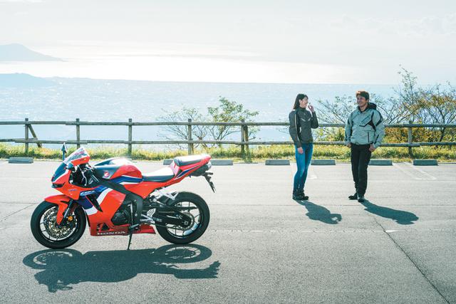 画像: ▲大関さおりさんは現在CBR650Rを愛用中ですが、「CBR600RRへの乗り換えを検討しても良いんじゃない?」と、優秀なセールスマンぶり? を伊藤さんは発揮してました(笑)