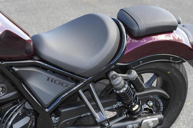 画像: レブル250と同様サドルタイプのシートを採用。加速時にはライダーをホールドし、ツーリングでも快適なクッション性を持たせている。