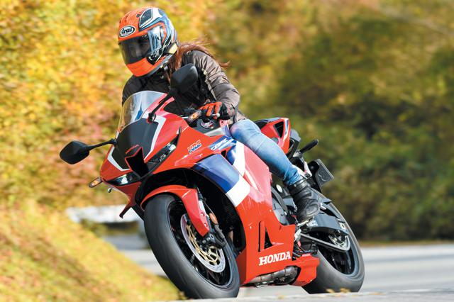 画像: ▲2日間かけての試乗で、大関さんもCBR600RRの走りを堪能。寒い季節はエンジンからの熱が有難いけど、夏は辛そう…と、ユーザー的視点からのインプレを語ってくださりました。