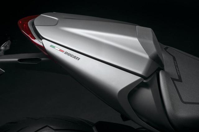 画像: 「モンスター・プラス」はパッセンジャーシートカバーとマイクロビキニカウルを装備したスポーティなタイプ。カラバリはSTDと共通だ。