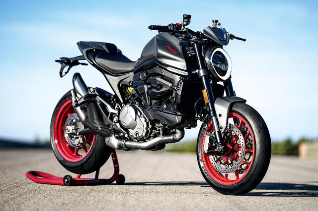 画像: DUCATI MONSTER 総排気量:937㏄ エンジン形式:水冷4ストDOHC4バルブV型2気筒 シート高:820mm 車両重量:188kg 税込価格:144万5000円〜/モンスター・プラスは151万5000円〜 ※写真はパッセンジャーシートカバーとマイクロビキニカウルを装備したモンスター・プラス