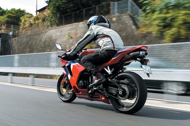 画像: ▲「新型CBR600RRは、高速道路で矢のように真っ直ぐ走りますね!」と、その直進安定性の高さを伊藤さんは大いに評価。横風などの外乱にも強いのは、新型の美徳でしょう。