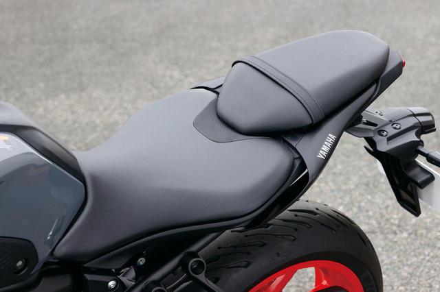 画像: シートの基本デザインは従来モデルを踏襲、シート高805㎜も変わらず。スリムなボディもあって足着き性は良好。