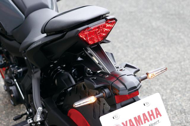 画像: 新しいシャープなデザインのテールカウル後端に、LEDテールランプが埋め込まれている。ウインカーも前後共にLED。
