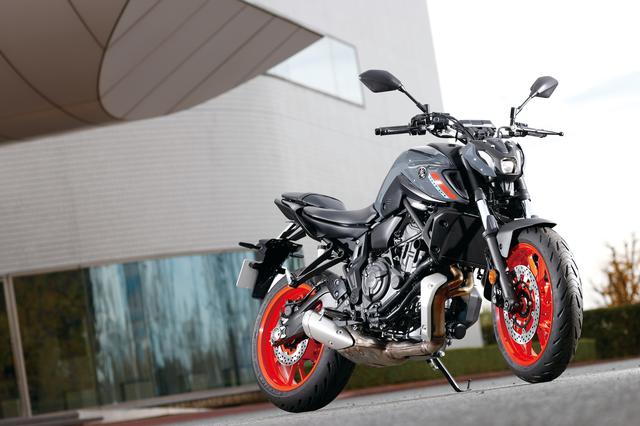 画像: YAMAHA MT-07 ABS 総排気量:689cc エンジン形式:水冷4ストDOHC4バルブ並列2気筒 シート高:805mm 車両重量:184kg