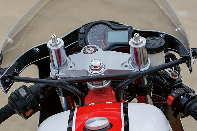 画像: R1-Zノーマルのトップブリッジ下に、ハリケーン製セパレートハンドルをマウント。ワンボディ多機能タイプののメーターはAcewell製だ。