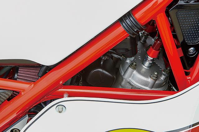 画像: フレームの隙間から覗くキャブレターはR1-Zのノーマルで、エキゾーストチャンバーはK2tec製を組み合わせている。