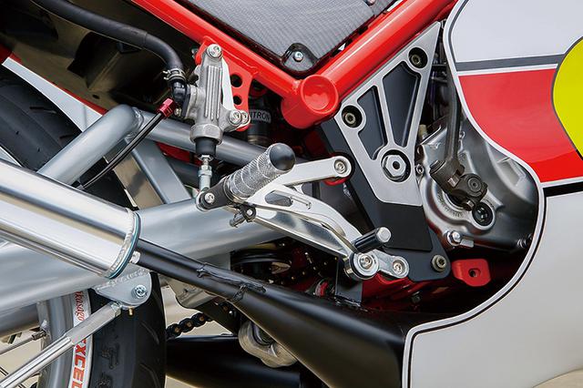 画像: ステップはフェイズ製のR1-Z用を装着。奥にはナイトロンのR1-Z用リヤショックが見える。スタート用キックペダルも写真右に見えるのが分かるだろう。