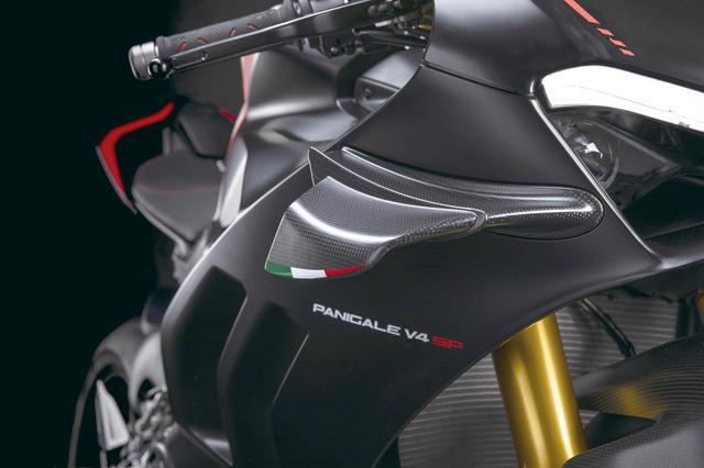 画像: MotoGPのダクトタイプよりも効果があるとされるウイングを装備。素材はカーボンファイバー製でイタリアの国旗模様が配されている。